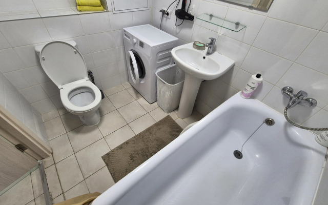 Bolshaya 2-Kh Komnatnaya Khoroshaya u Metro Otradnoye Flat