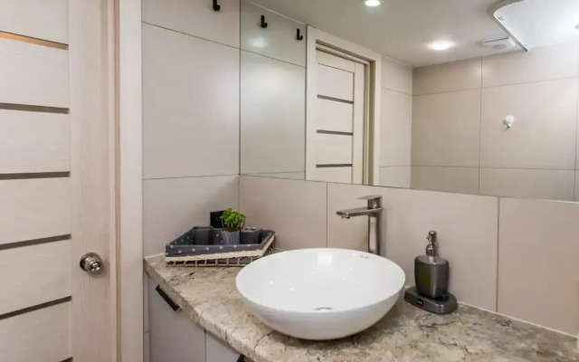 Novye trekhurovnevye apartamenty s vyhodom na Arbat Apartments