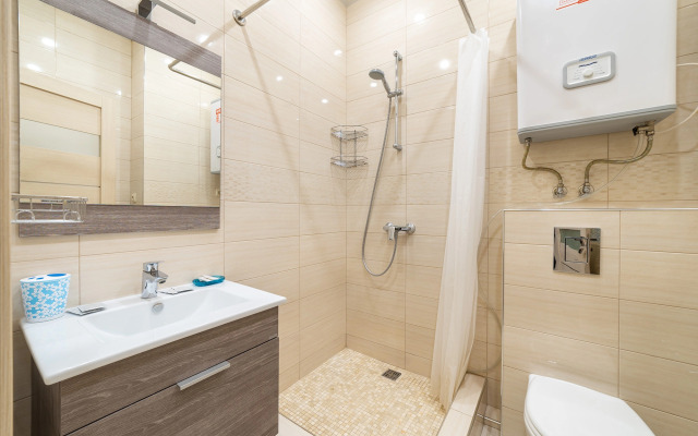 Studiya s razdel'nymi fasadami i vidom na basseyn Flat