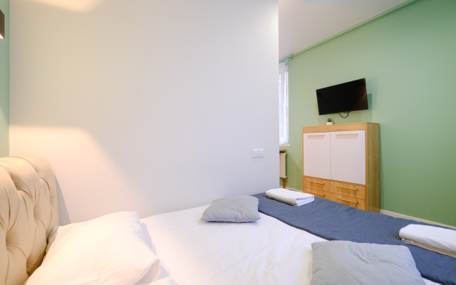 Dlya Troikh Apartments