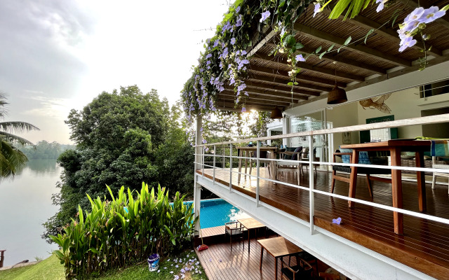 33 Lake Terrace Hotel