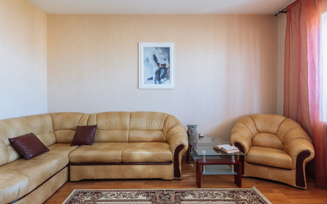 Prostornaya I Uyutnaya Dvukhkomnatnaya Flat