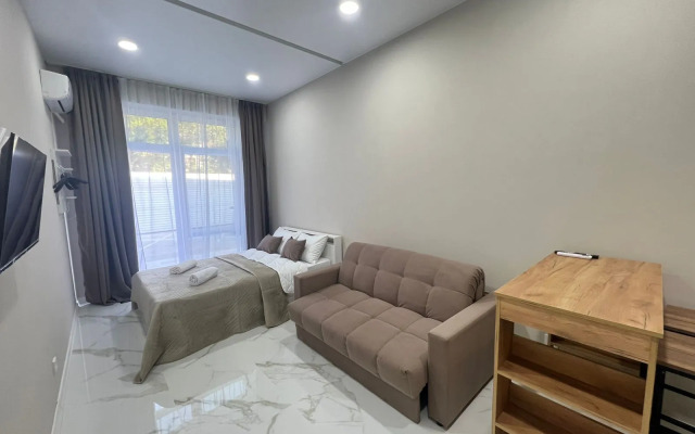 Uyutnaya Studiya So Svoim Otdelnym Vkhodom S Bassenom Apartments