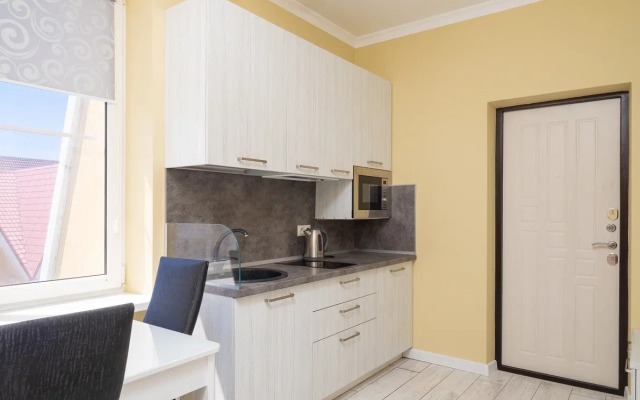 U Morya S Basseinom V ZhK Solnechnyij Apr42 Apartments