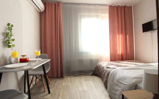 Uyutno kak doma s balkonom Apartments