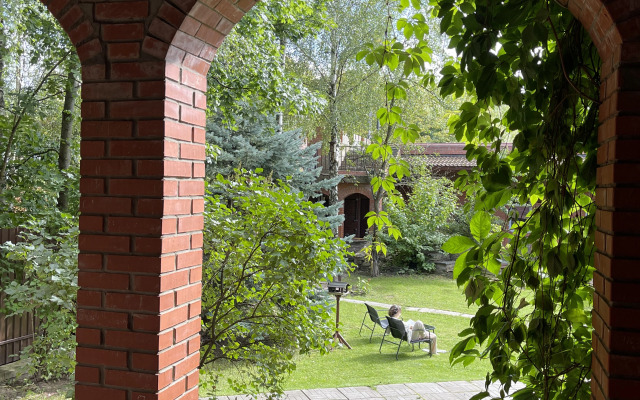 Zamok U Khudozhnika Guest House