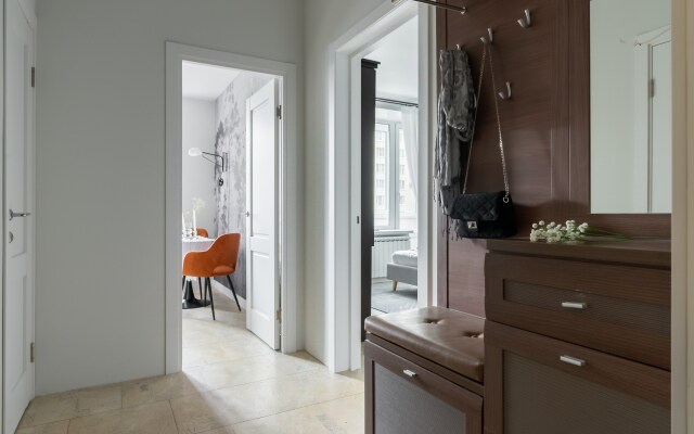 S konditsionerom i shikarnym dizaynerskim remontom Flat