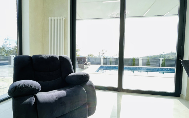 S Basseynom I Baney Villa