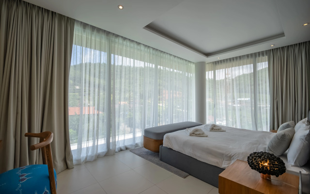 Luxury Infinity Pool Villa in Nai Harn Villa