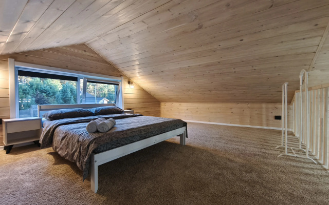 Частный дом с террасой и мангалом среди природы