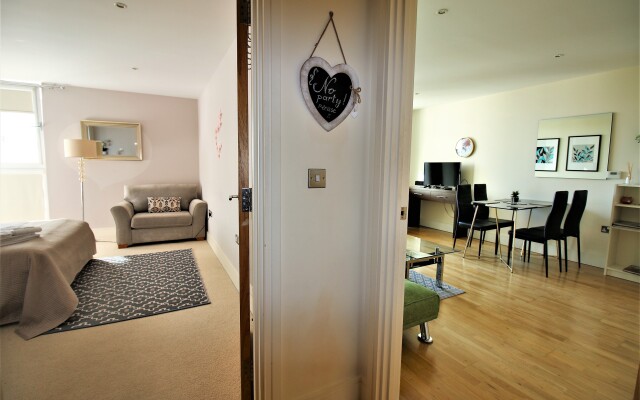 Extravagant Court Apartment