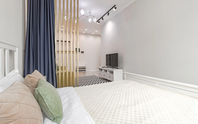 Avenue 5 Apartments
