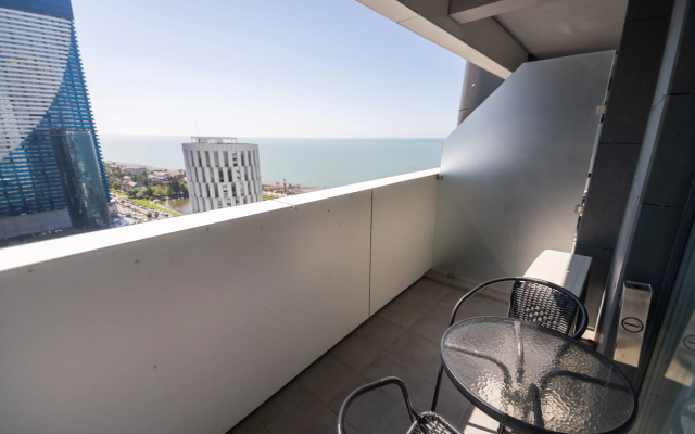 Apartamenty Bright Apartment with Balcony in Alliance Palace Batumi - Steps from the Sea & Dancing Fountains