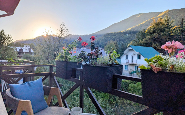 Квартира двухуровневая с видовым балконом в центре Красной Поляны