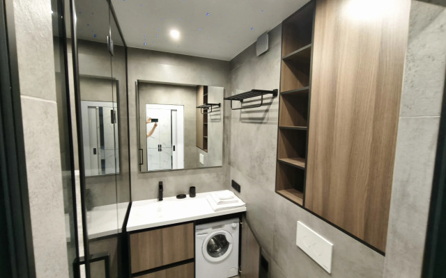 Stilnaya dvukhkomnatnaya kvartira s bolshoy terrasoy i vidom na more Flat