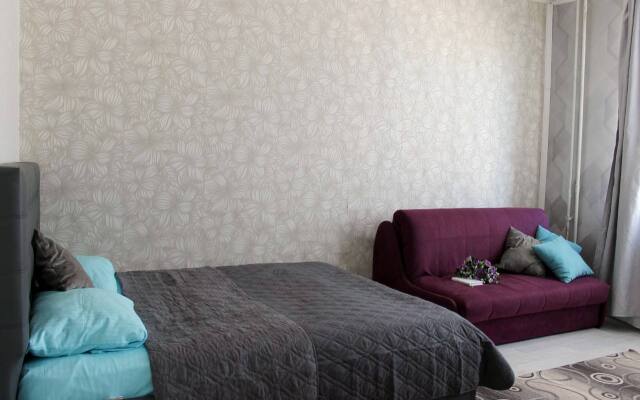U Tsentra Bakuleva Flat