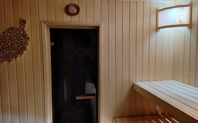 Частный дом с баней и пирсом на берегу пруда