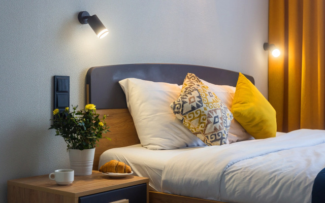 Yarkaya studiya ryadom s naberezhnoj i kondicionerom Flat
