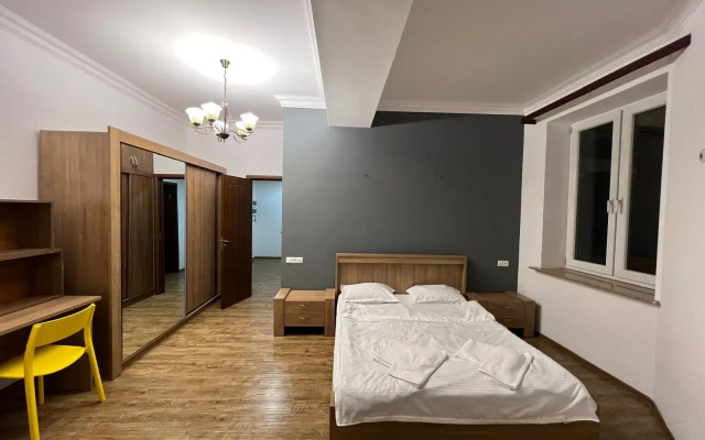 Trekhkomnatnaya Prostornaya na Severnom Prospekte, Hh556 Flat