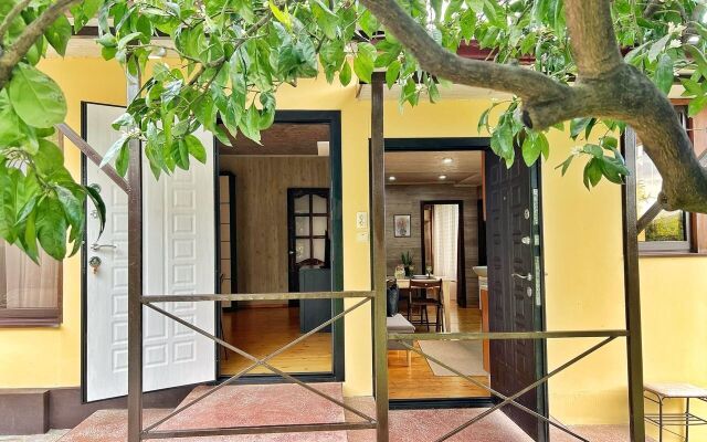 Mandarinovy Dvorik Private House