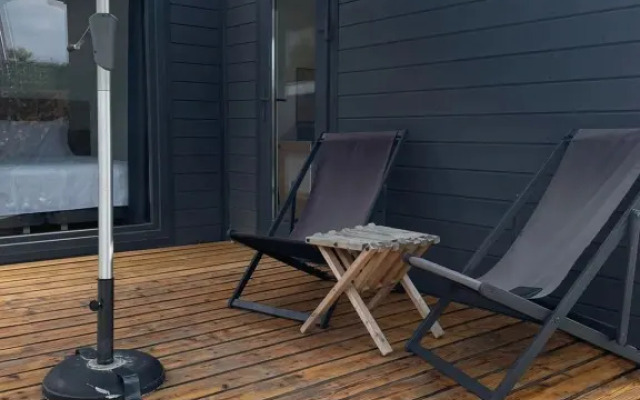 Бунгало Скандинавское на Двоих с Панорамными Окнами, Террасой и Финским Банным Чаном на Дровах