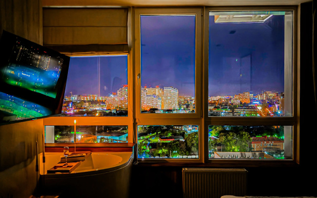 Апартаменты VIP студия с роскошной ванной у панорамного окна