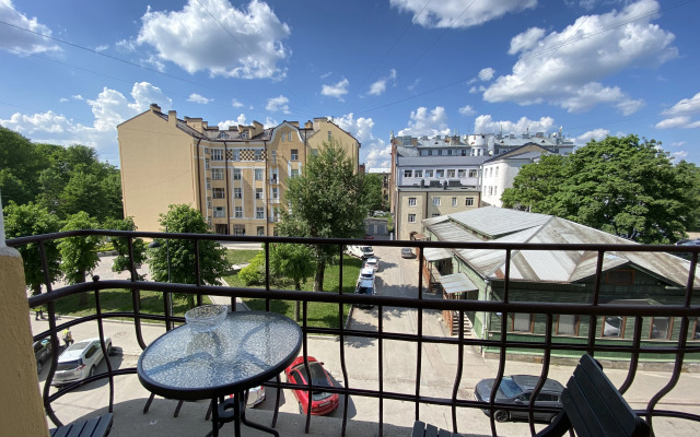 Bolshaya Studiya V Tsentre Flat