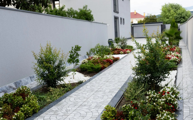 Vzlyot Guest House