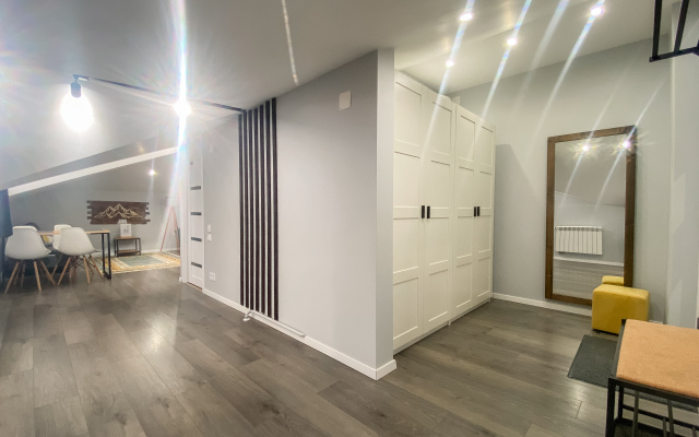 Apartment with panoramic views of the lake and mountains