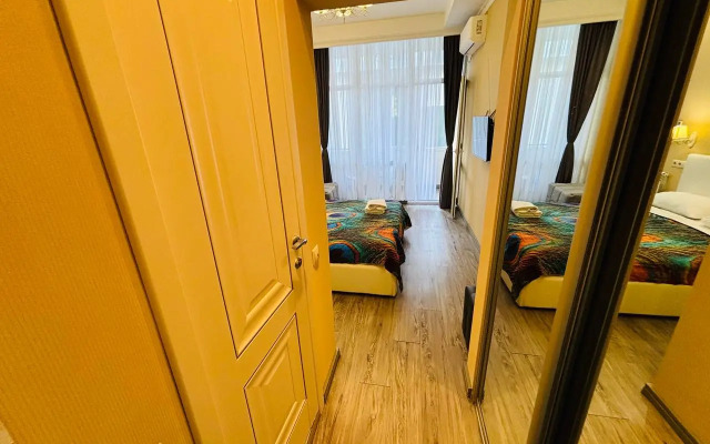 S Uyutnoy Lodzhiey Flat