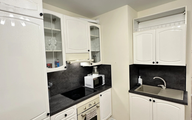 Квартира Светлая Студия с Большой Кухней