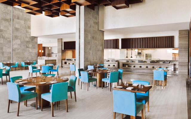 Holiday Inn Dubai al-Maktoum Airport, an IHG Hotel