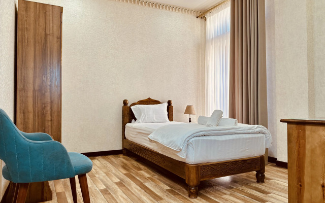 Ayvan Plaza Hotel