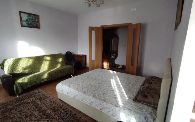 Posutochno Dvukh Komnatnaya Ryadom S Trts Planeta Flat