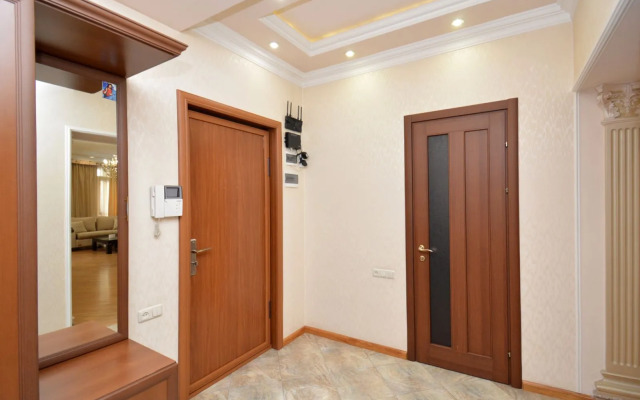 3-komn. v tsentre goroda na Severnom prospekte Flat HH550