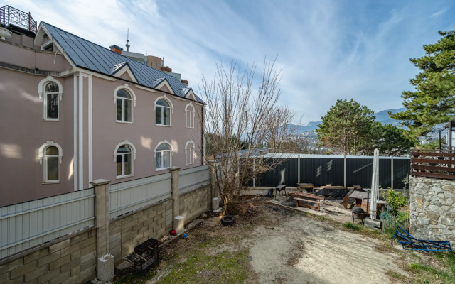 Dvukhetazhnaya S Terrasoy Otdykh U Ruchyya Flat