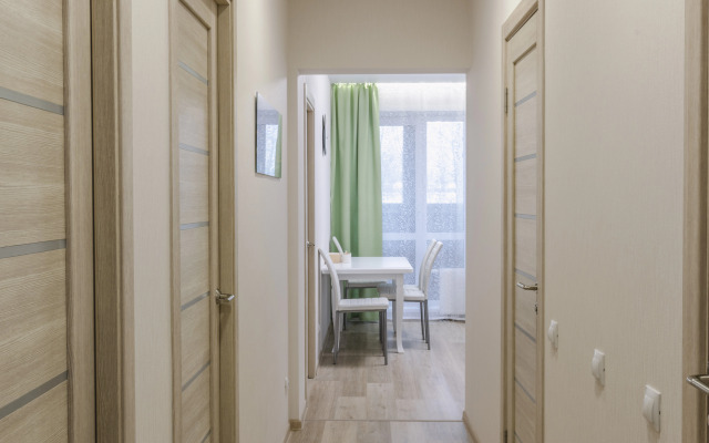 Trehkomnatnaya s parkovkoy Flat