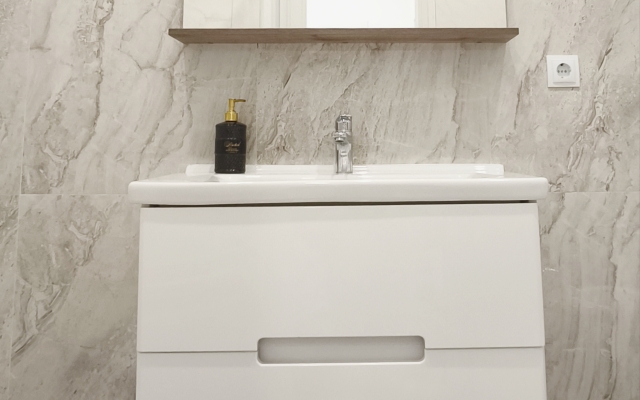 Квартира с большим телевизором и шикарным видом на реку Кубань