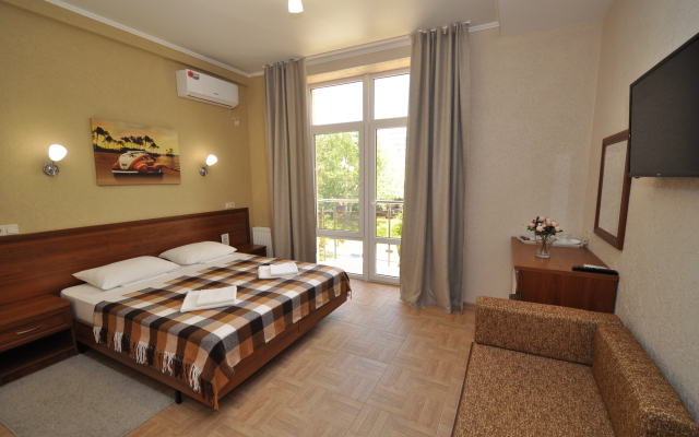 AUGUST Na Pionerskom Guest house