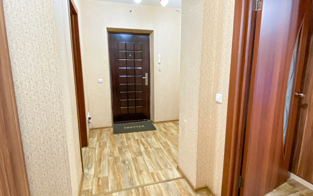 Ryadom S Ledovoy Arenoy I Futbolnym Manezhem Flat
