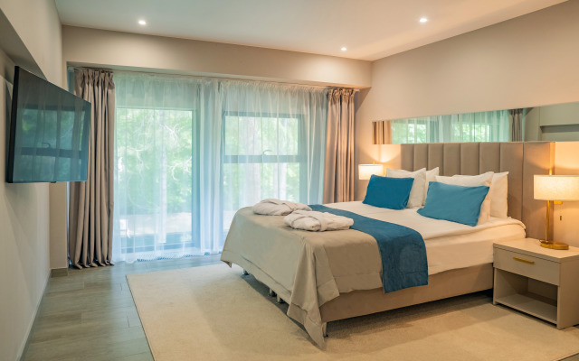 Mirror Family Hotel