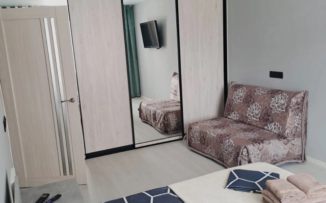 Na Ulitse 65-Letiya Pobedy 1/12 Flat