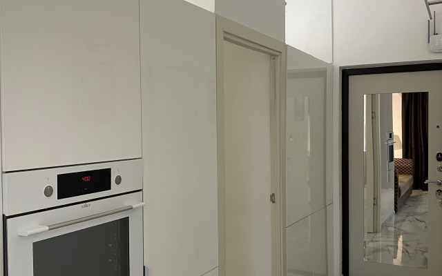 Апартаменты в современном стиле с камином