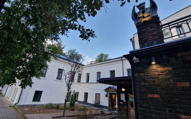 Dom S Gargulyyami Apartment Hotel