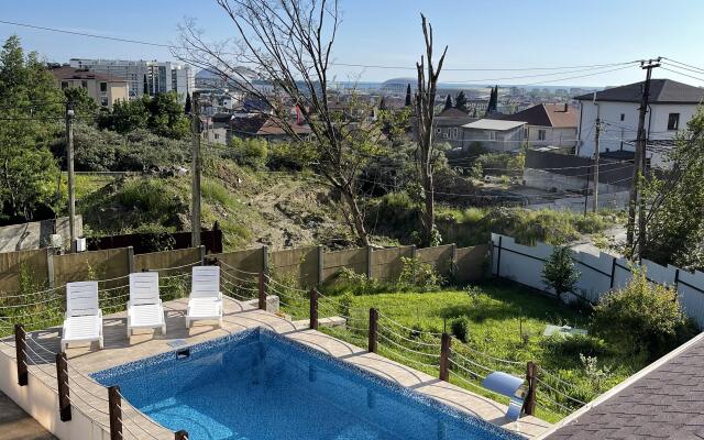 S basseynom i 5 master spalnyami Villa