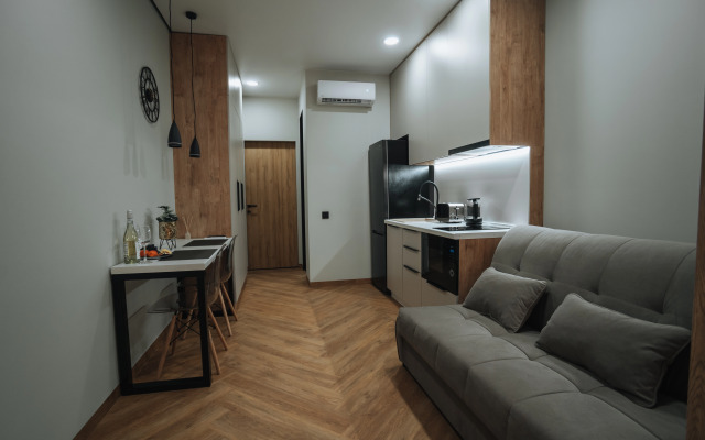 V Sochi Tsentr Khosty s kruglogodichnym podogrevaemym bassejnom i vidom na more AK Gorka Apartments