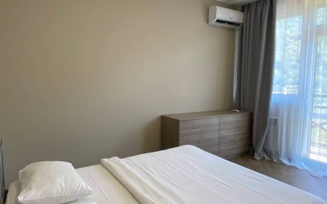 S Balkonom U Podnozhiya Khrebta Aibga Apartments