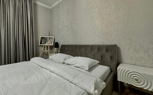 Belaya Trekhkomnatnaya Kvartira u Vokzala Apartments