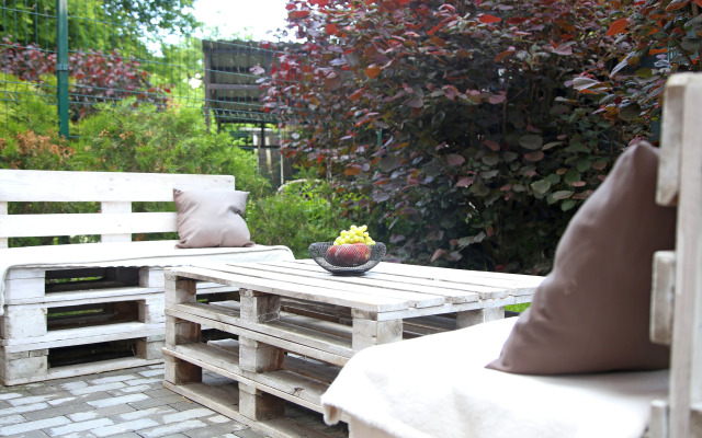 Апартаменты Уорхол - апельсин и капучино в интерьере с собственным двориком для BBQ в 10 минутах от центра