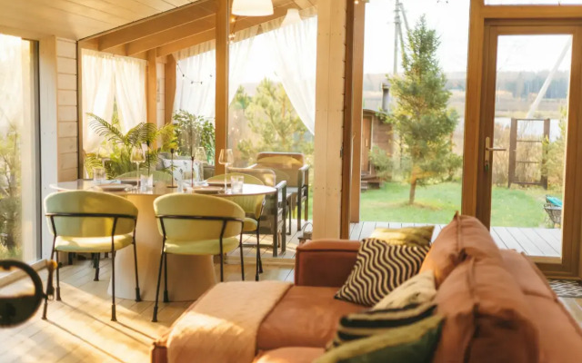 Частный дом с баней бочкой у воды и леса